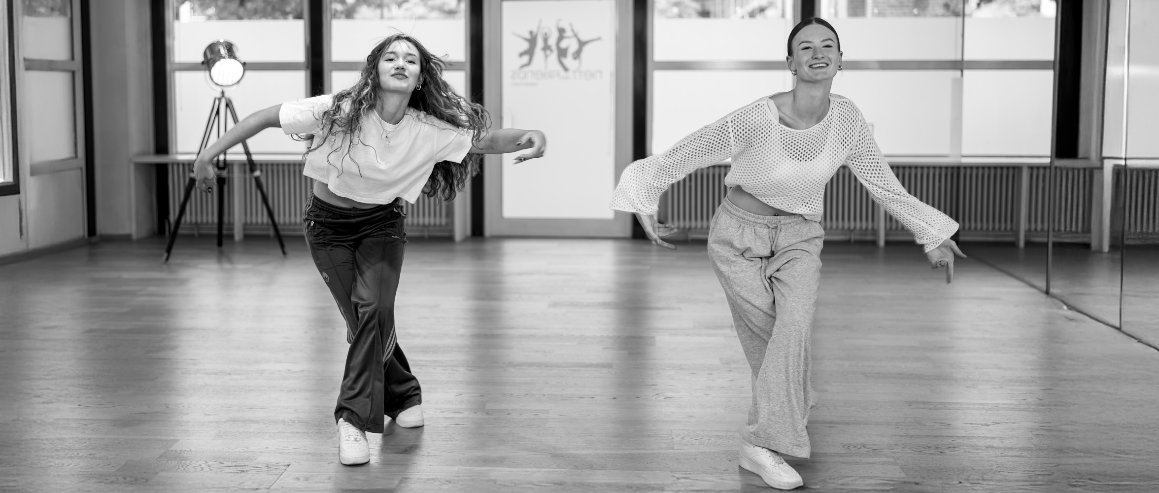 Zwei Hip-Hop-Tänzerinnen im Tanzsaal von NAF Dance Köln – kraftvolle Bewegung, urbaner Stil und positive Vibes in der Tanzschule in Köln-City.