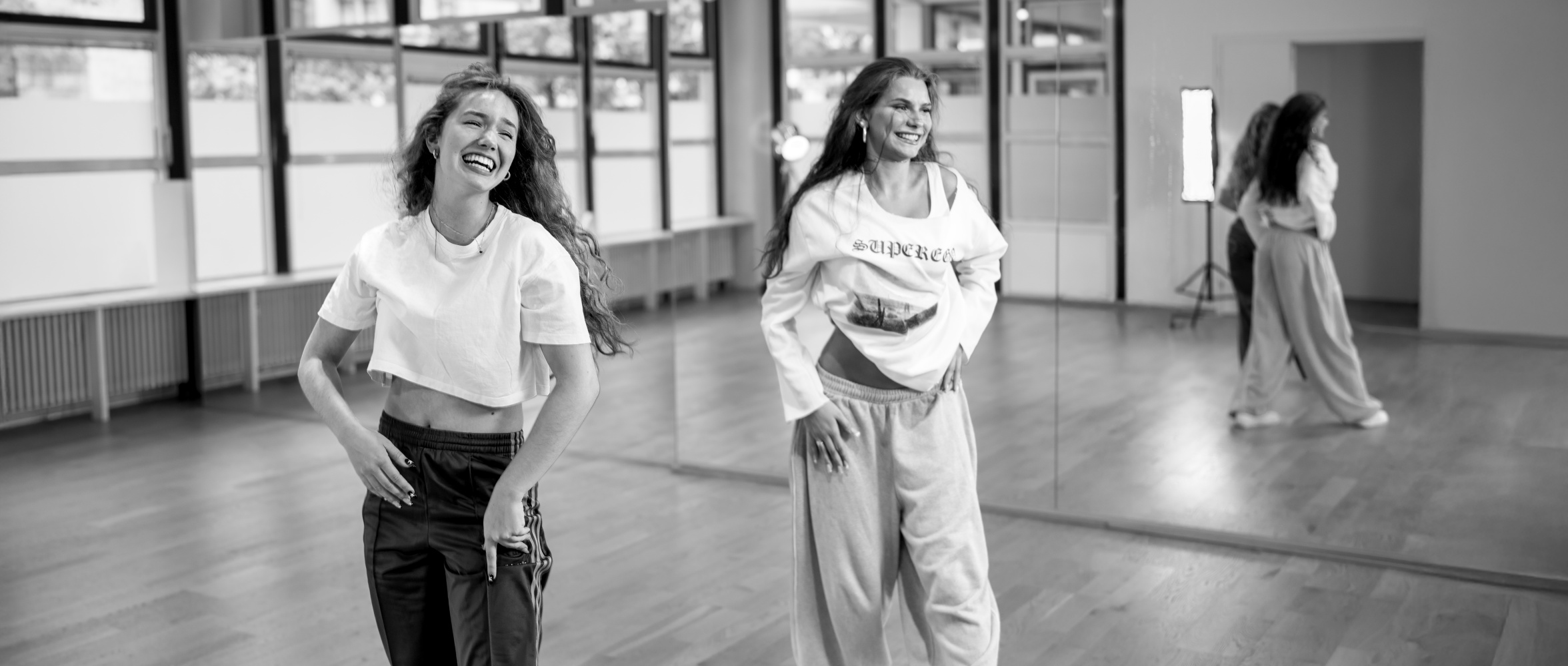 Zwei Tänzerinnen lachen gemeinsam im Tanzstudio NAF DANCE Köln-City