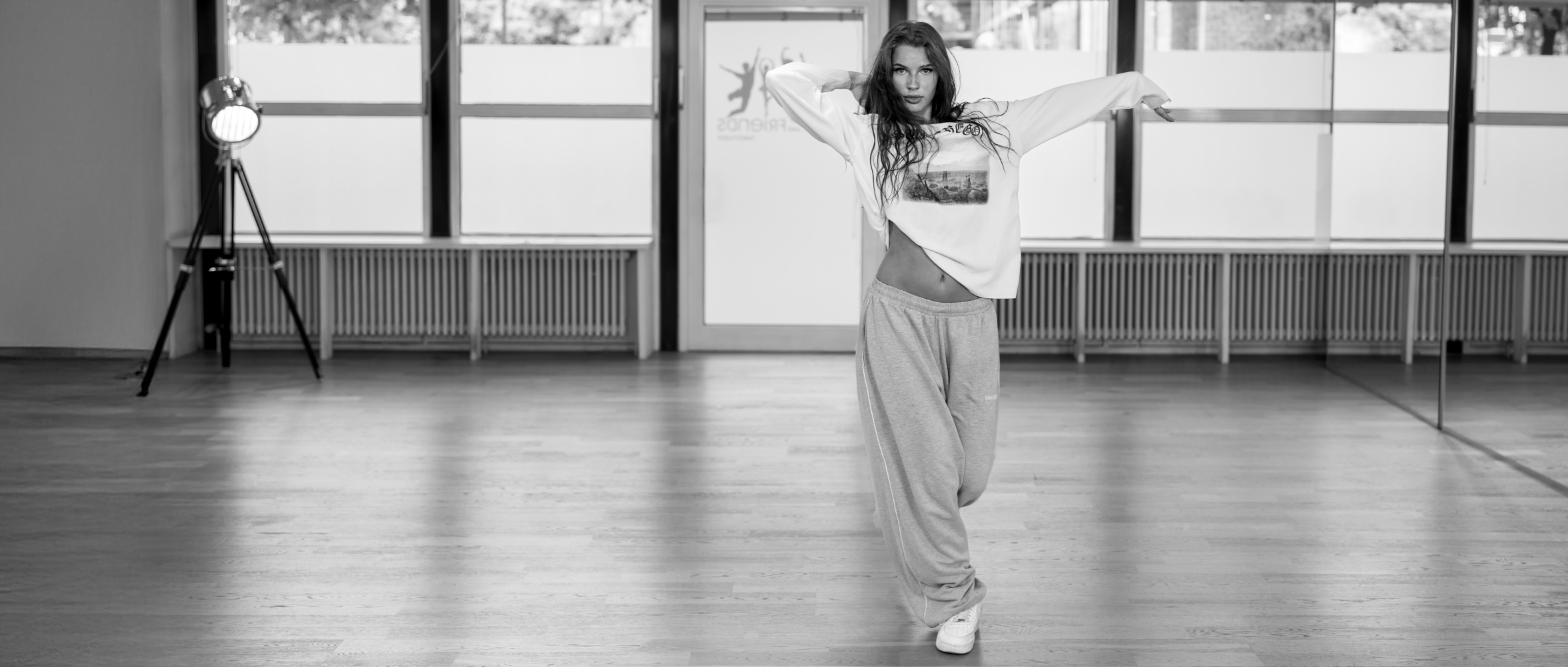 Tänzerin improvisiert Freestyle Moves im Urban Freestyle Kurs bei NAF DANCE Köln