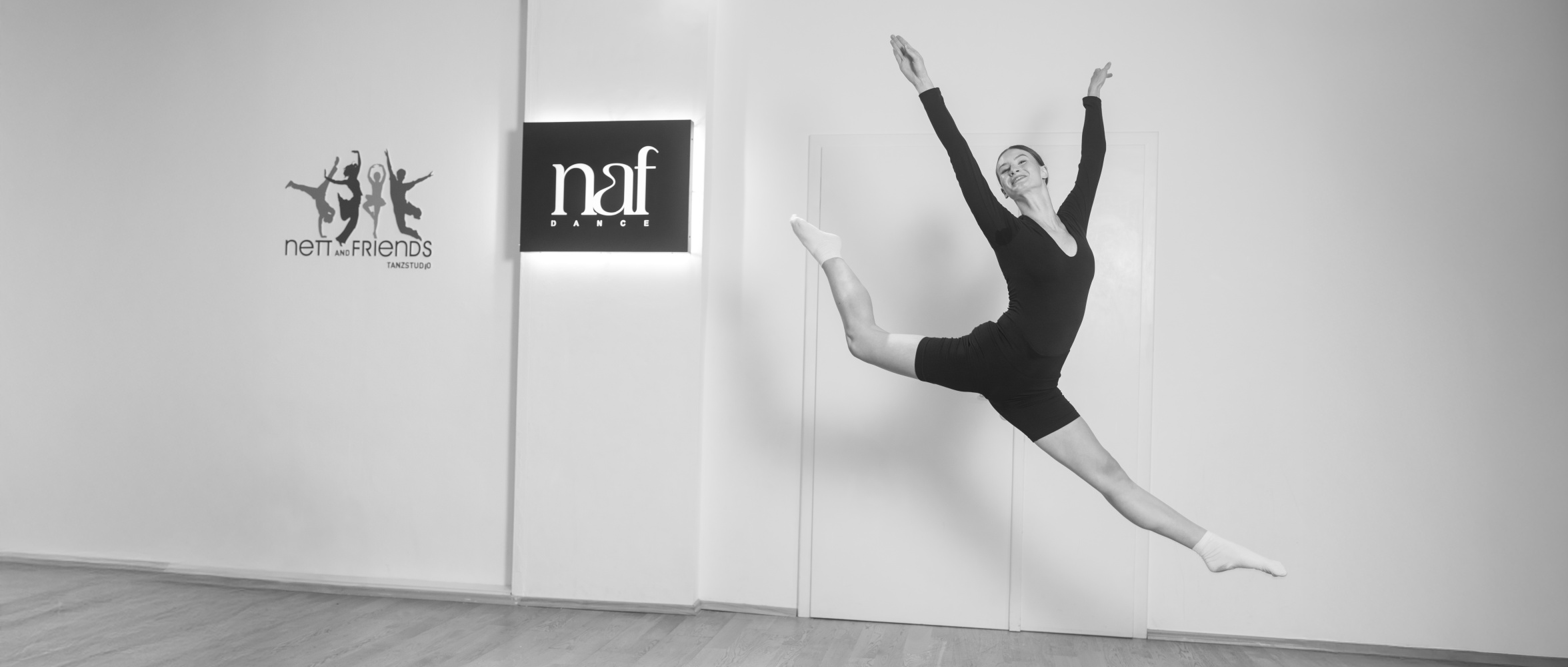 Balletttänzerin im Sprung in unserer Tanzschule in Köln – elegante Bewegung und Energie im modernen Studio von NAF Dance.