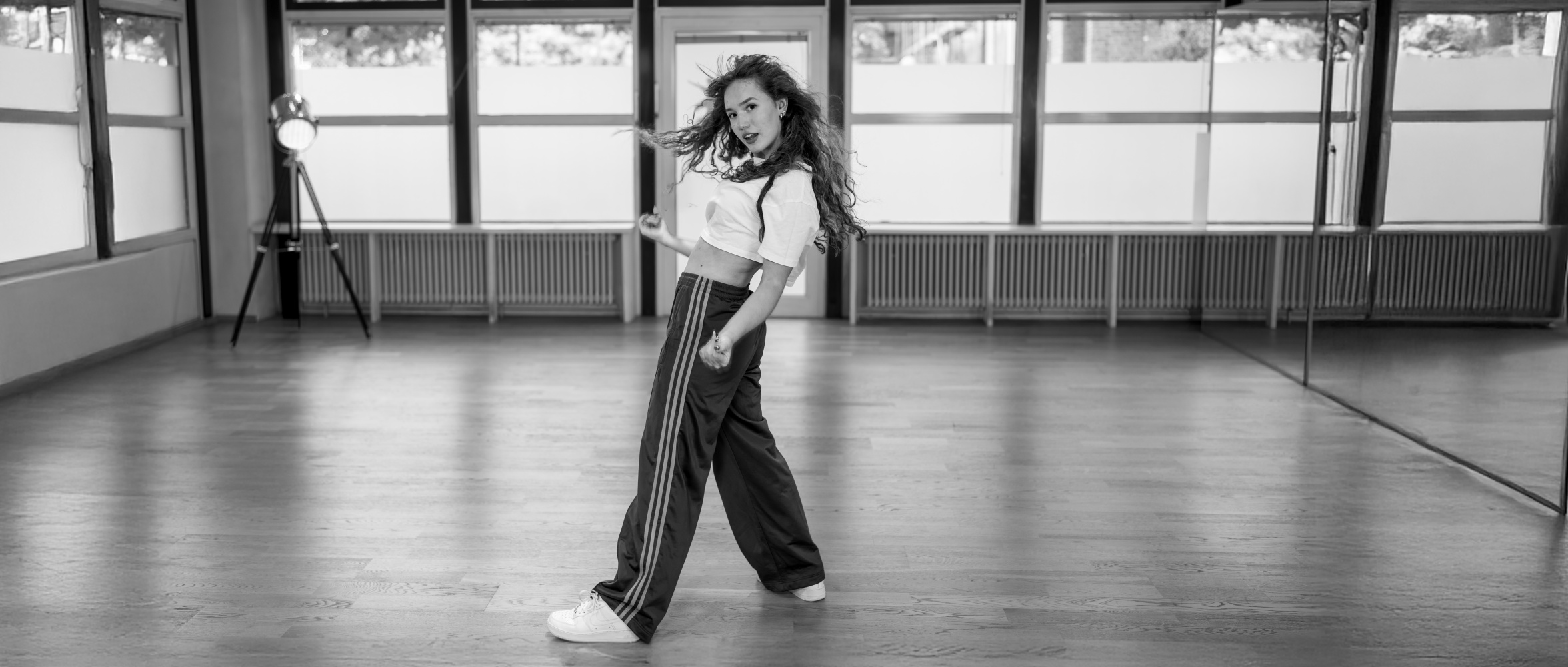 Tänzer zeigt dynamischen Hip Hop Move im Tanzsaal von NAF Dance Köln