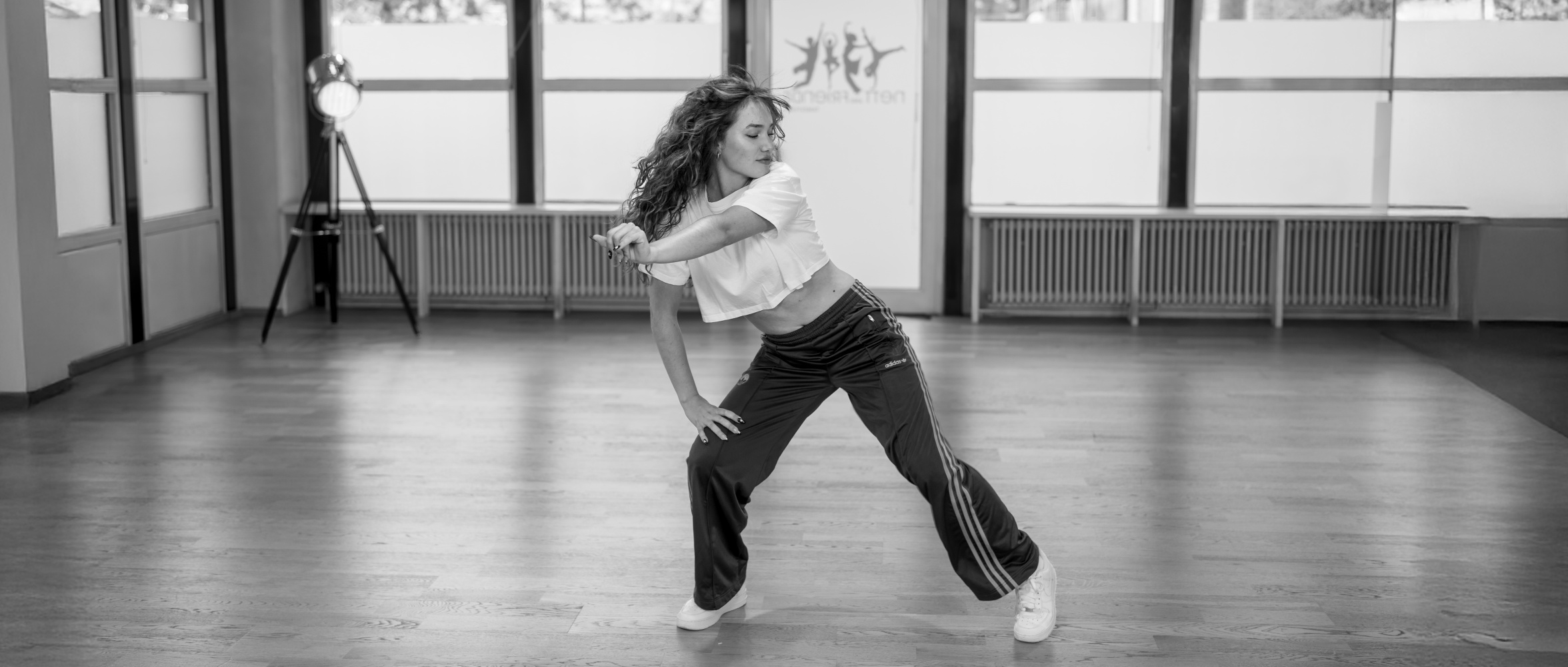 Tänzerin in Bewegung beim Urban Hip Hop Kurs bei NAF DANCE Köln