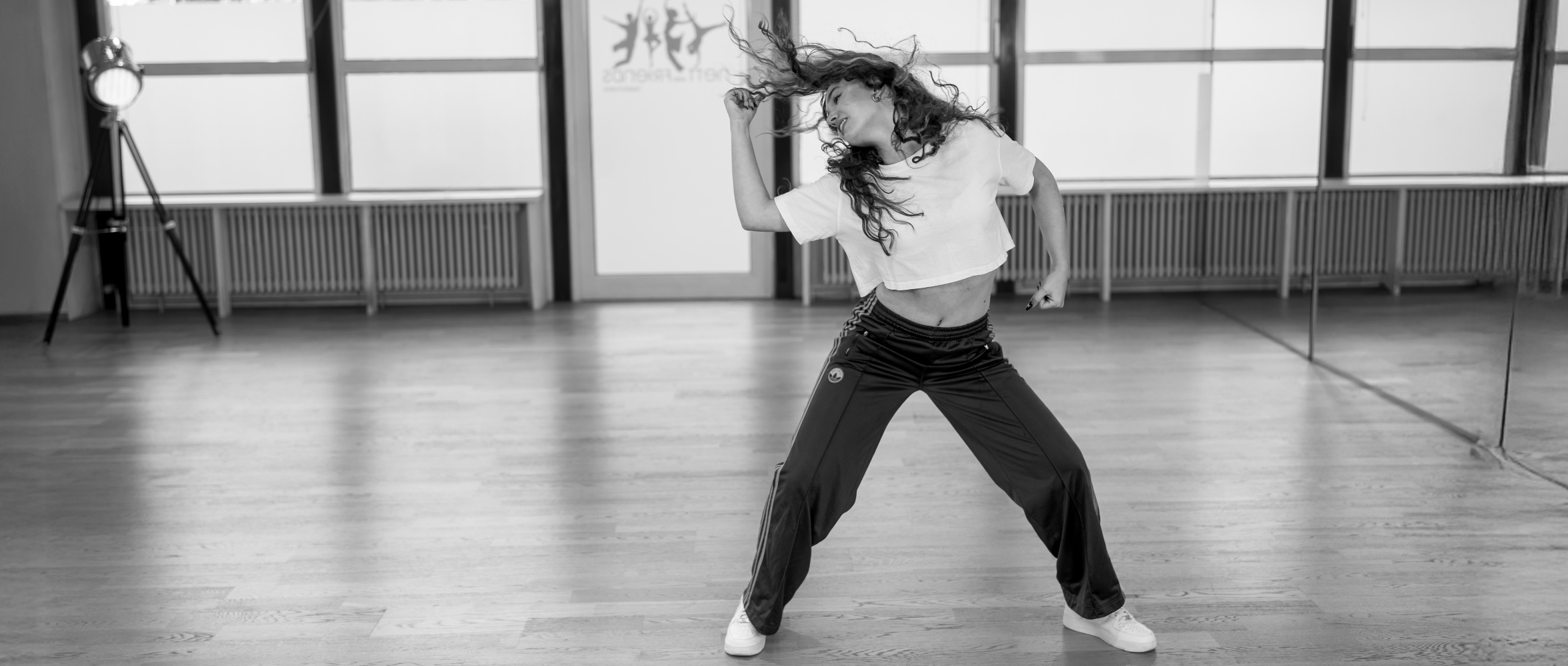 Tänzerin mit langen, fließenden Haaren in Bewegung – kraftvolle Tanzpose bei NAF DANCE Köln