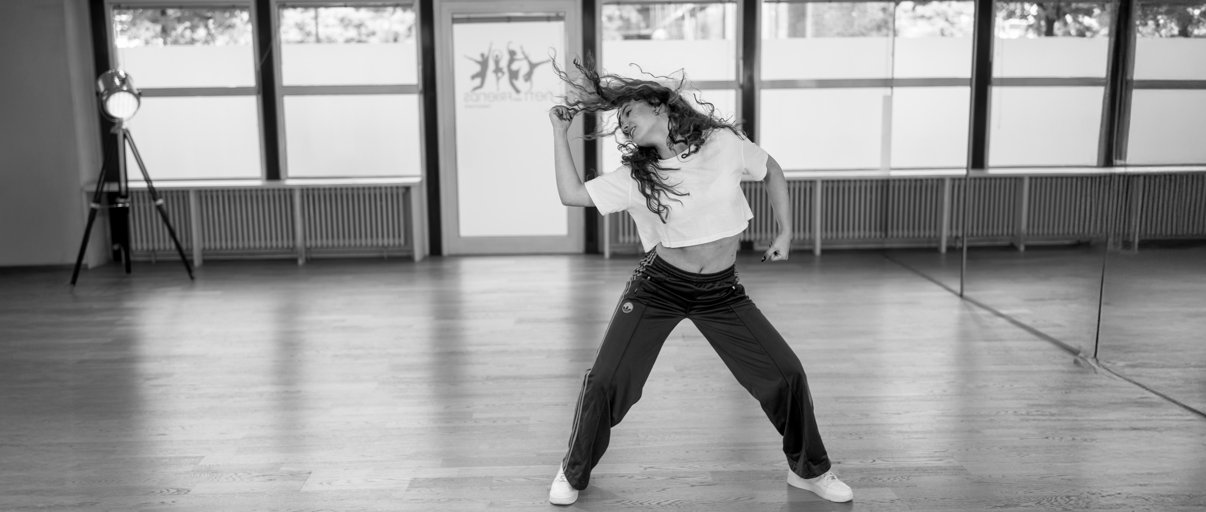 Tänzerin in dynamischer Hip Hop Bewegung mit fliegenden Haaren im NAF DANCE Studio Köln