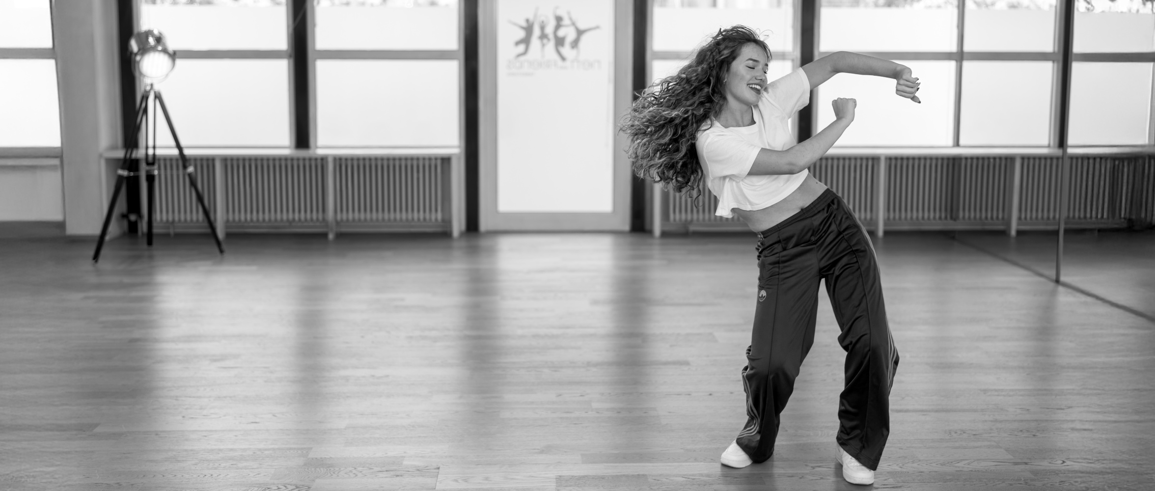 Tänzerin von NAF DANCE Köln im Tanzstudio – lachende Tänzer*innen voller Energie und positiver Vibes