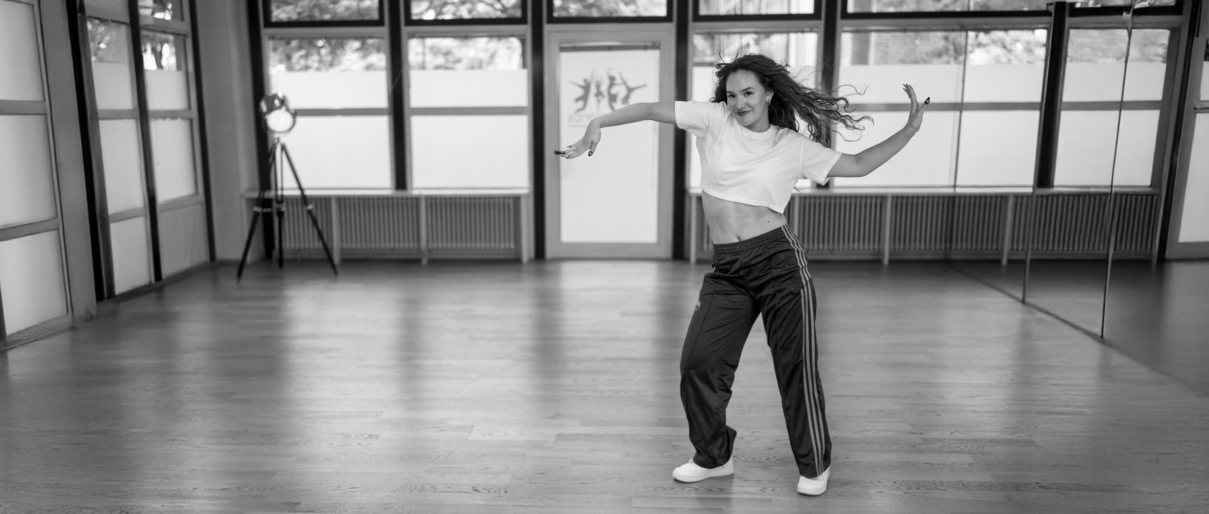 Urban Freestyle Tanzkurs in Köln – Tänzerin improvisiert mit Energie und Ausdruck im Studio