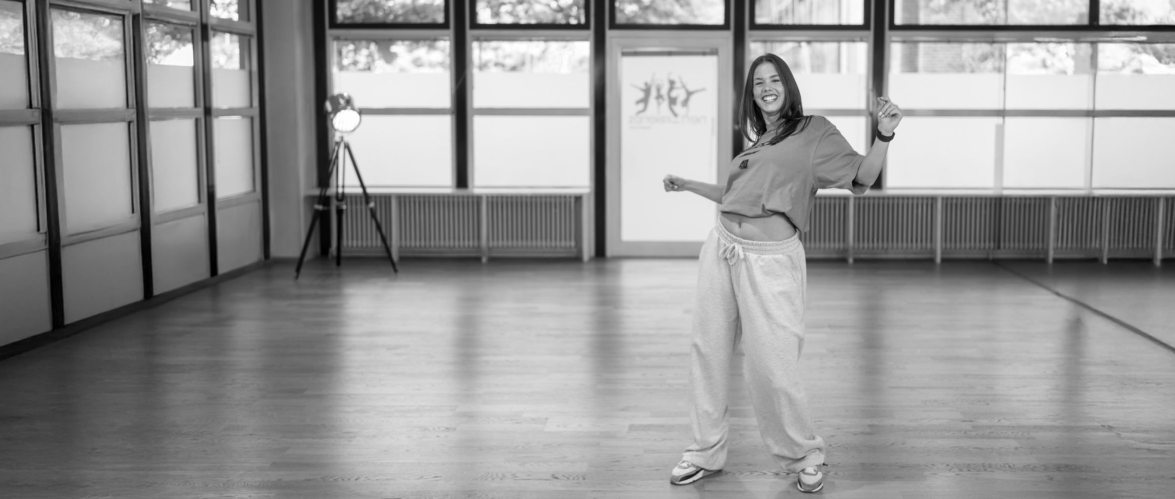 Hip Hop Tänzerin tanzt und lacht im Tanzsaal der Tanzschule NAF DANCE Köln