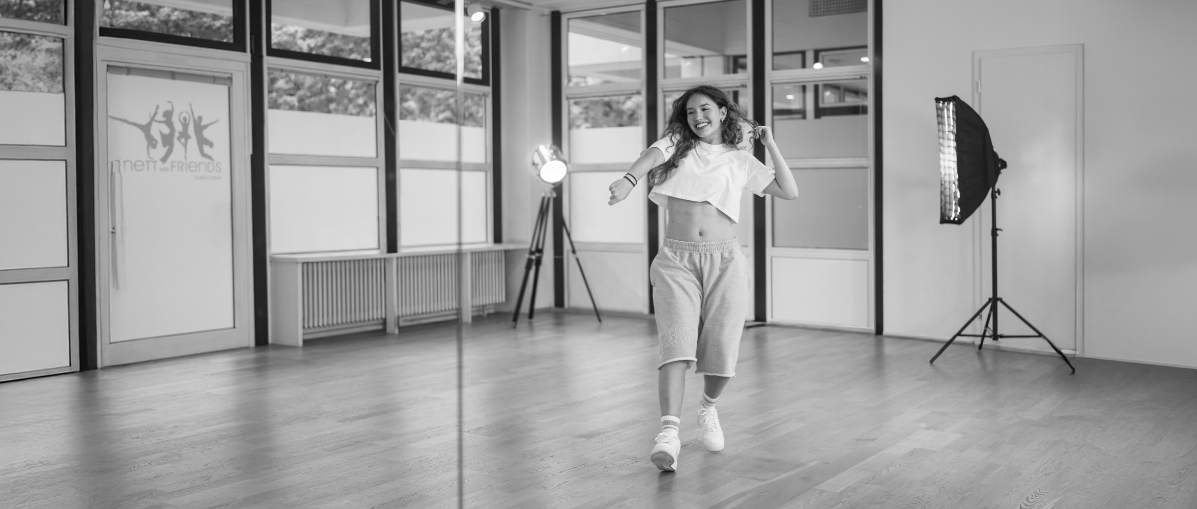 Hip Hop Tänzerin vor dem Spiegel in unserer Tanzschule in Köln