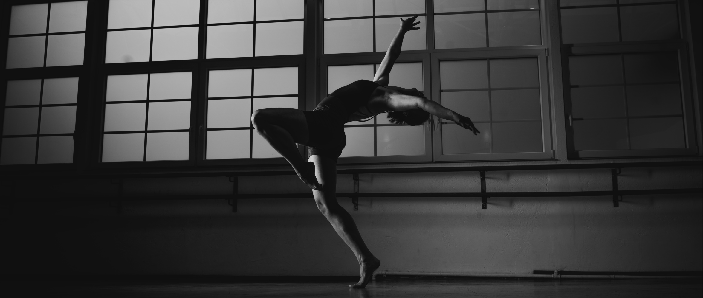 Tänzerin mit spektakulärer Bewegung moderne Urban Fusion Choreo bei NAF DANCE in Köln