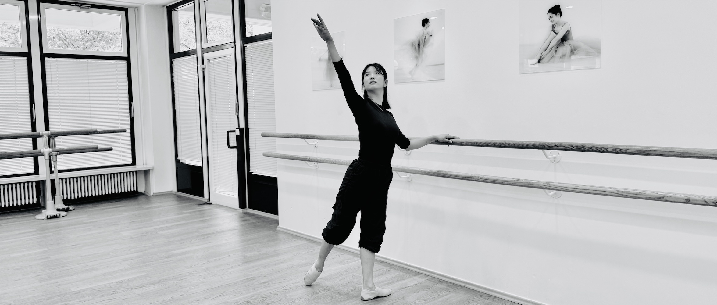 Tänzerin zeigt elegante Pose im Ballettkurs bei NAF Dance Köln