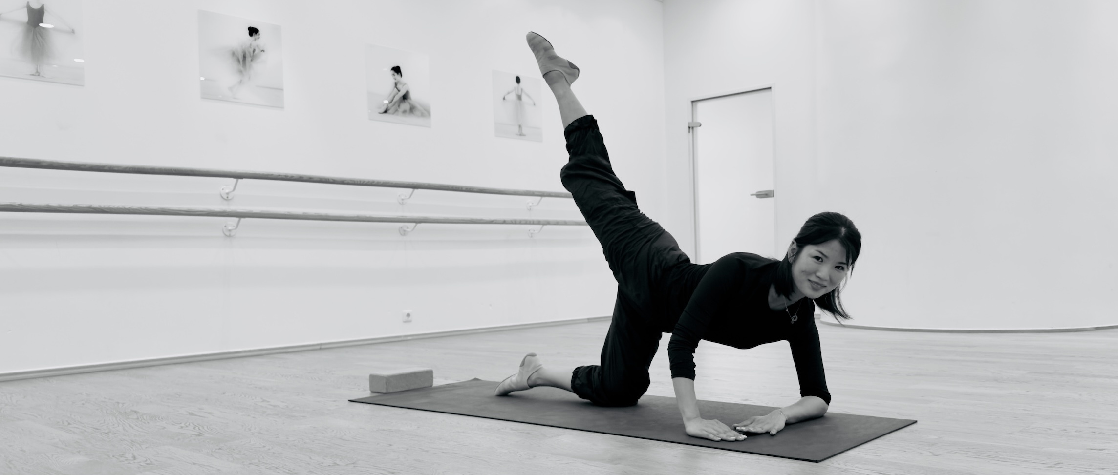 Tänzerin beim Barre Ballett Workout auf der Matte im Tanzstudio NAF DANCE Köln