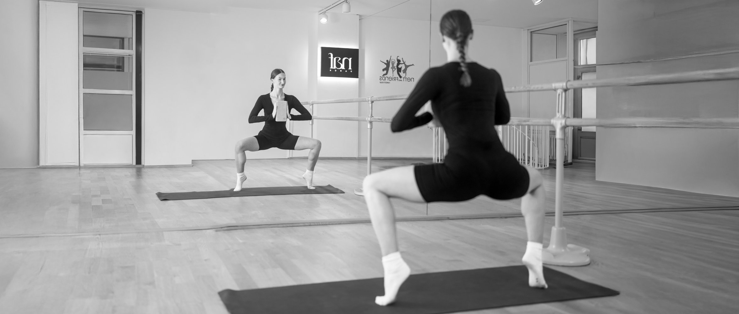 Teilnehmerin beim Barre Ballett Fitness Training auf der Matte in der Ballettschule NAF DANCE Köln