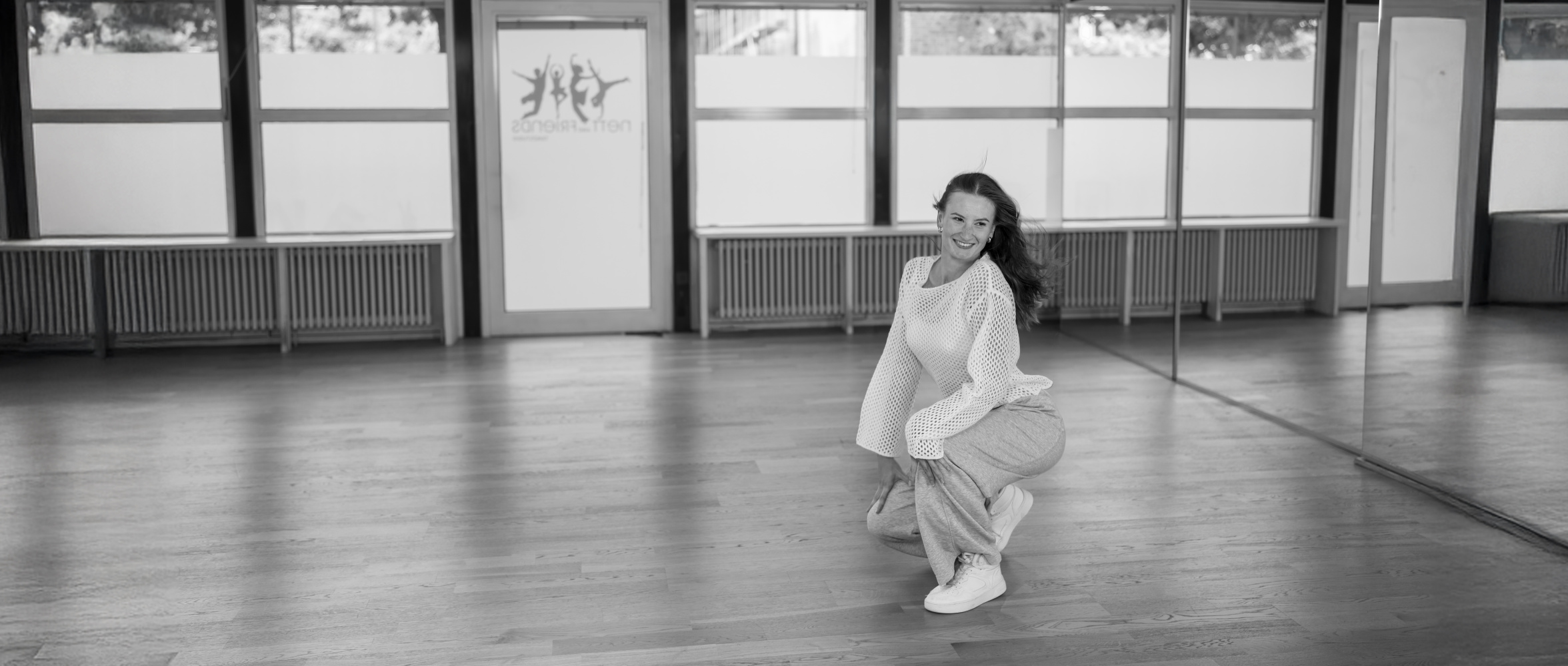 Tänzerin im Tanzsaal bei NAF Dance Köln – Commercial Ladystyle mit Power und Ausdruck