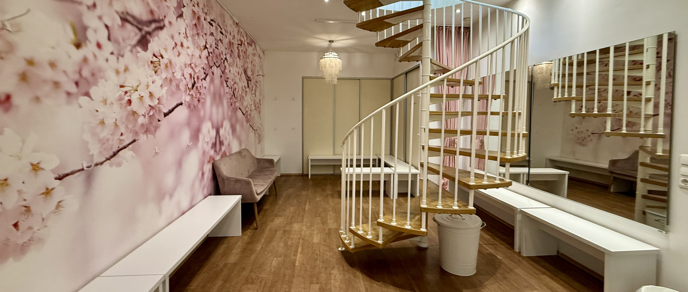 Stilvolle Damen-Umkleide mit großformatiger Kirschblüten-Fototapete im NAF DANCE Studio Köln