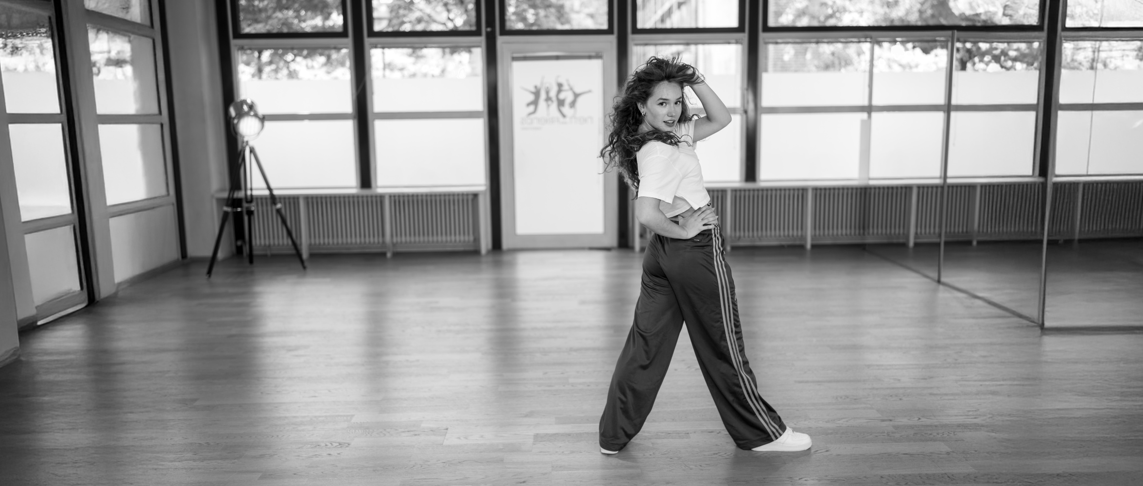 Tänzerin in Hip Hop Pose schaut über die Schulter im NAF DANCE Studio Köln