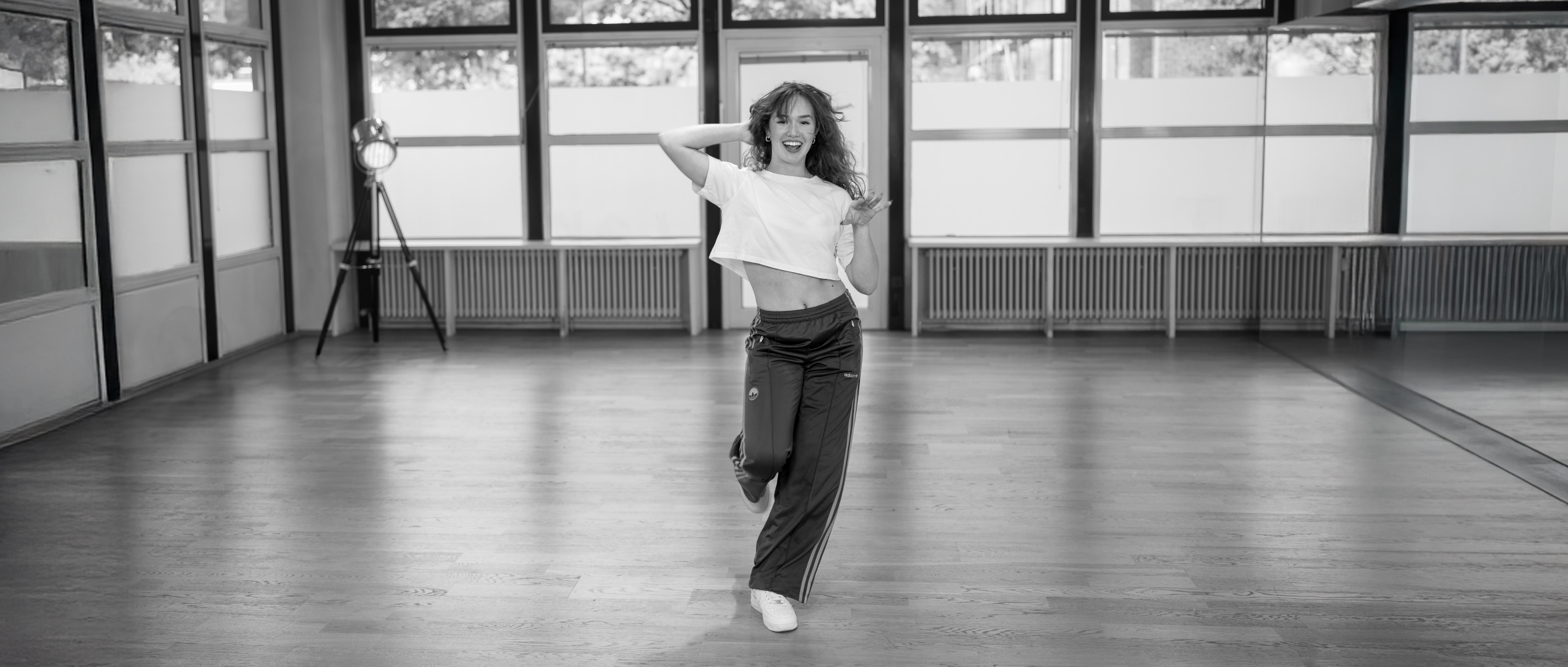 Moderne Tänzerin zeigt elegante Pose im Commercial Ladystyle Kurs bei NAF Dance