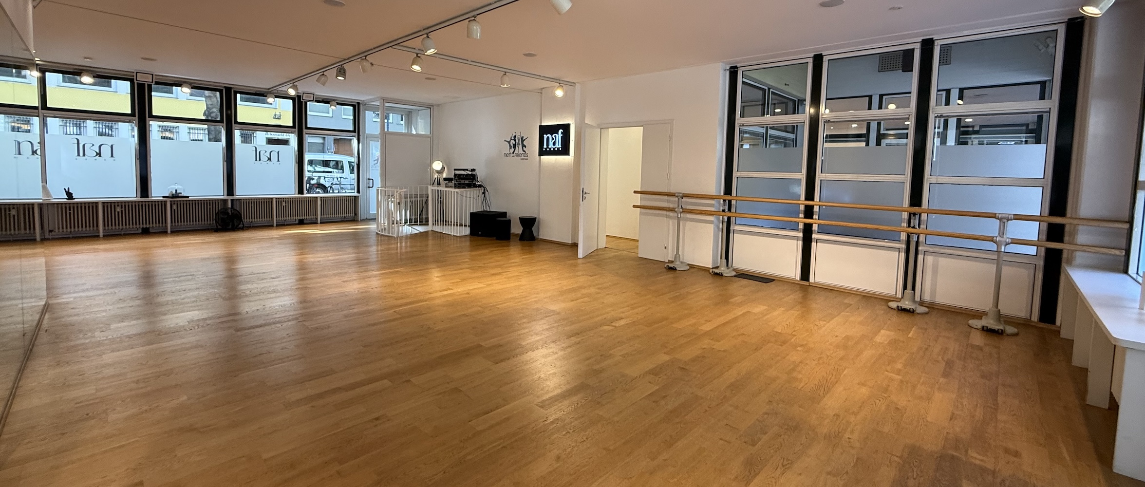 Urban eingerichteter Tanzsaal der Tanzschule NAF DANCE Köln in der Innenstadt