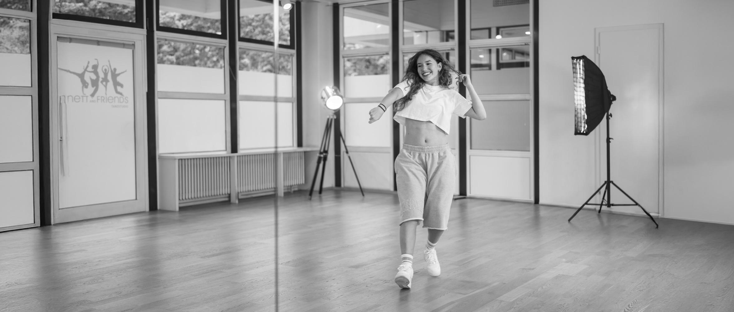 Tanzsaal mit Spiegeln und Tänzerin im Urban Fusion Style – NAF Dance Köln