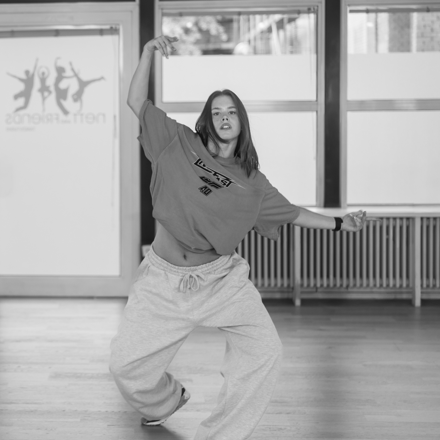 Coach Laura im Tanzsaal der Tanzschule NAF DANCE Köln beim Unterrichten von Commercial Ladystyle