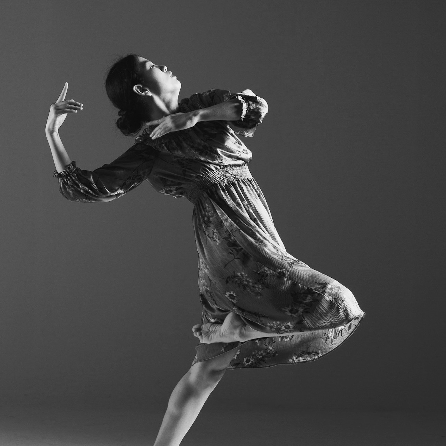 Ballett- und Modern-Tänzerin Yunjin Song auf der Bühne während einer Contemporary Performance in Köln