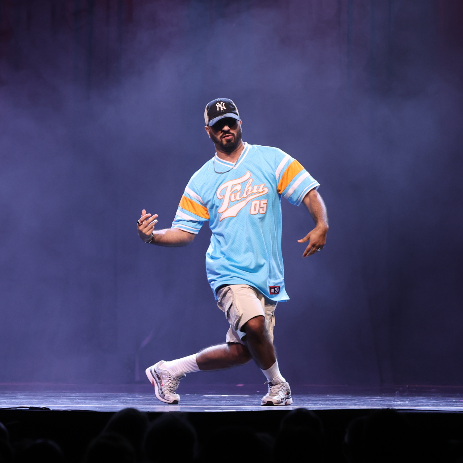 Urban Freestyle Tänzer Milad „Rowdy“ Samim performt auf der Bühne in Köln