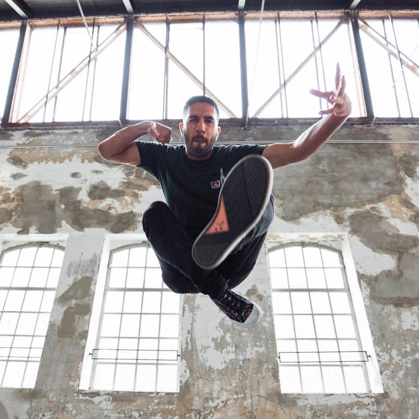 Milad Samim beim Sprung in einer Industrieruine – Urban Freestyle Tänzer von NAF DANCE Köln