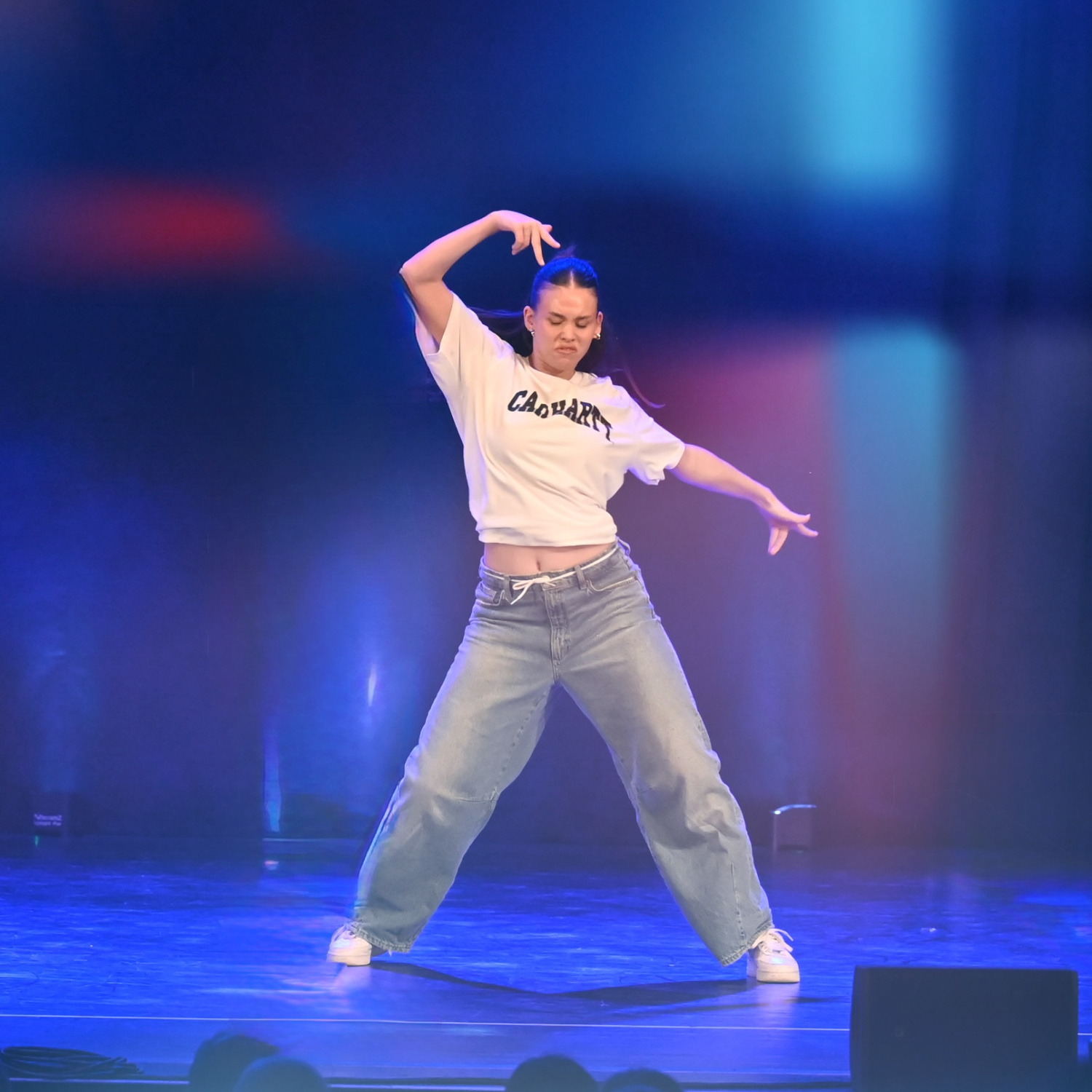 Tanzlehrerin Laura auf der Bühne bei NAF DANCE Köln – Performance in Commercial Ladystyle