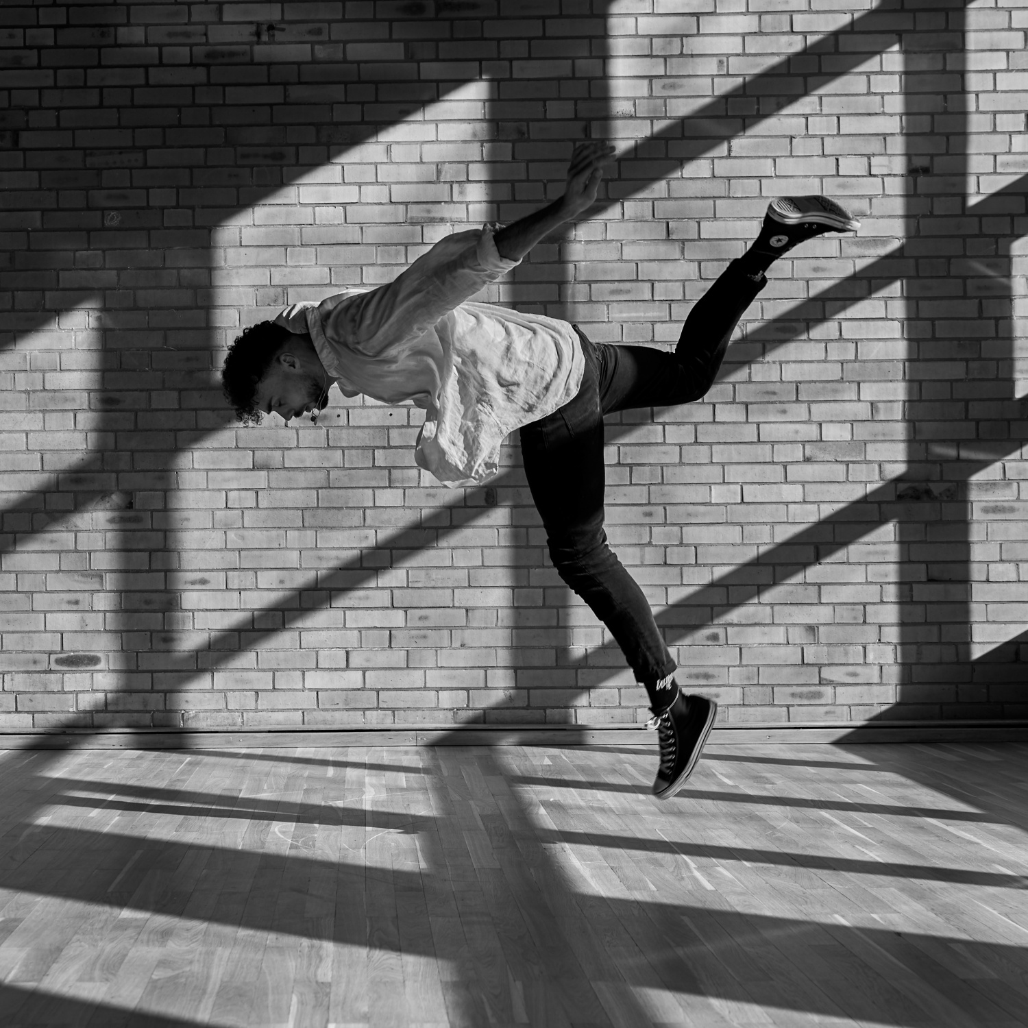 Tim Schmitz springt im Tanzsaal der Tanzschule NAF DANCE Köln – Hip Hop & Urban Dance Coach