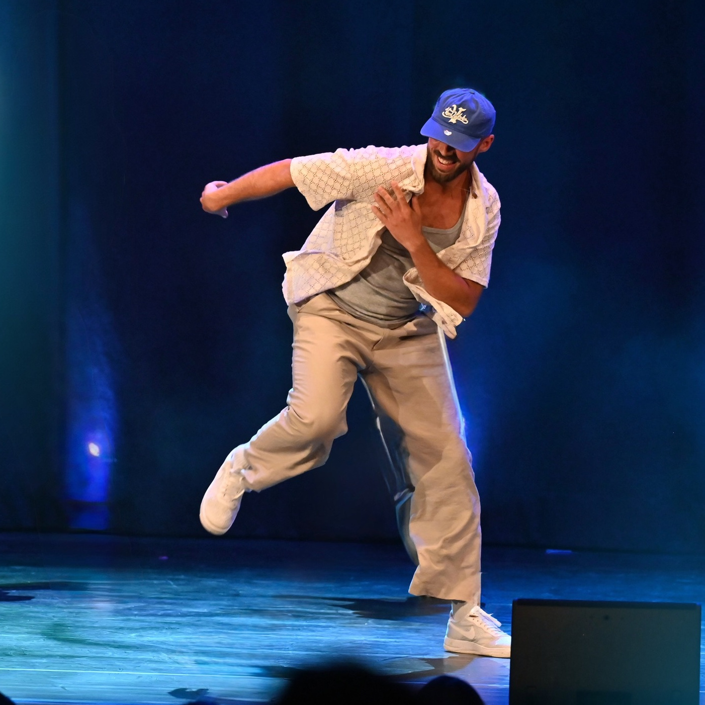 Tänzer Tim Schmitz performt Urban Dance auf der Bühne in Köln