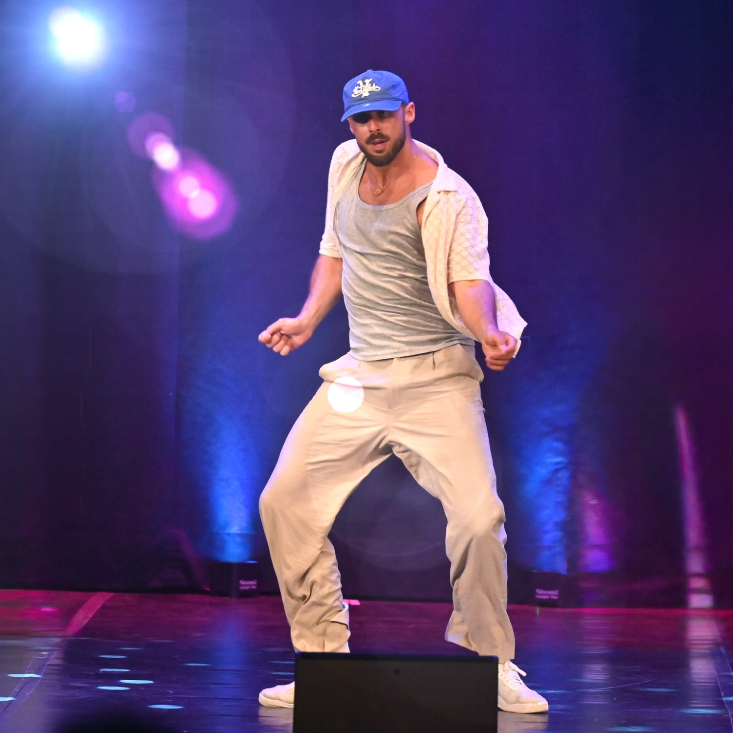 Tim Schmitz auf der Bühne während einer Tanzshow – Coach von NAF DANCE Köln