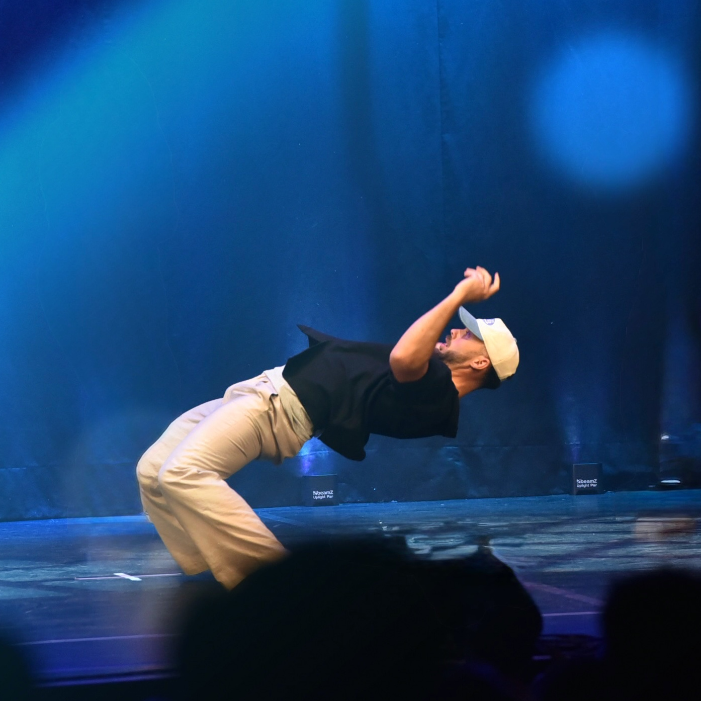 Tim Schmitz auf der Bühne bei einer Hip Hop Performance – NAF DANCE Köln