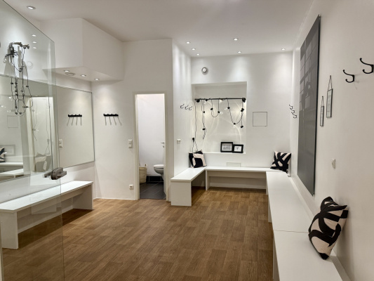 Moderne Umkleide in Schwarz-Weiß-Design im Studio NAF DANCE Köln