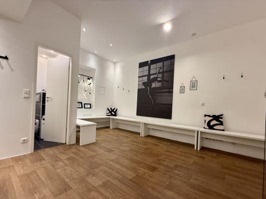 Umkleideraum im modernen Schwarz-Weiß-Stil im NAF DANCE Studio Köln