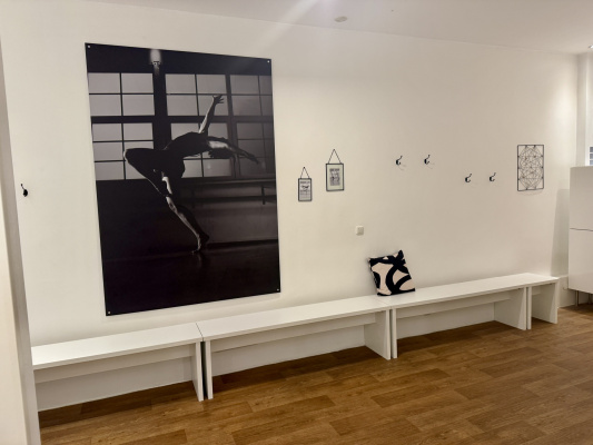 Cool eingerichtete Umkleide in der Tanzschule NAF DANCE Köln