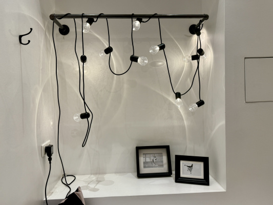 Lichterkette und Bilderrahmen als Dekoration in der Umkleide der Tanzschule NAF DANCE Köln