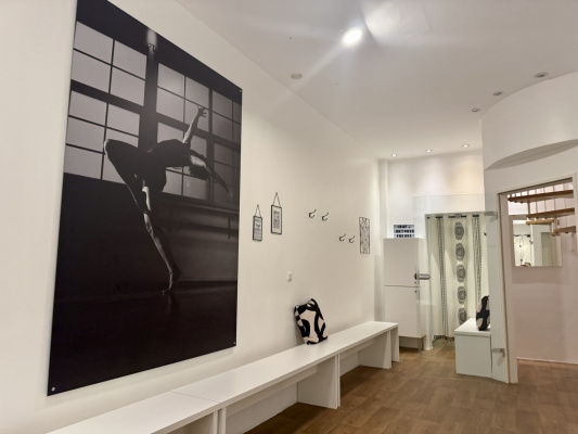 Umkleide mit großem Wandfoto einer Tänzerin in der Tanzschule NAF DANCE Köln