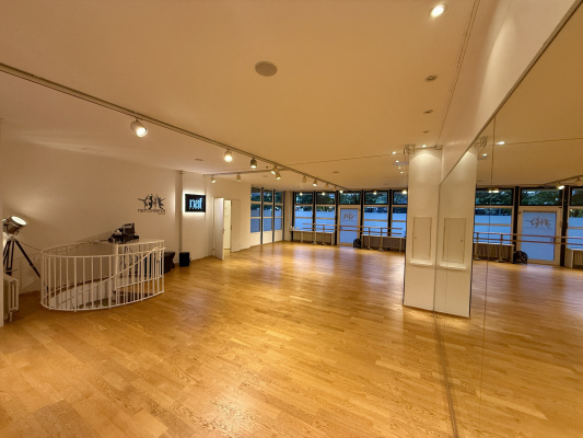 Urbaner Tanzsaal mit Spiegelwand und Lichtakzenten in der Tanzschule NAF DANCE Köln