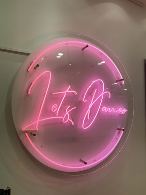 Leuchtendes LET’S DANCE Neonschild im Tanzsaal der Tanzschule NAF DANCE Köln