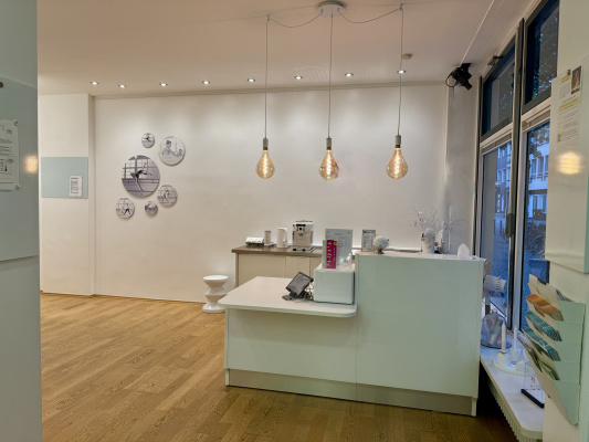 Empfangsbereich mit Theke in der Tanzschule NAF DANCE Köln