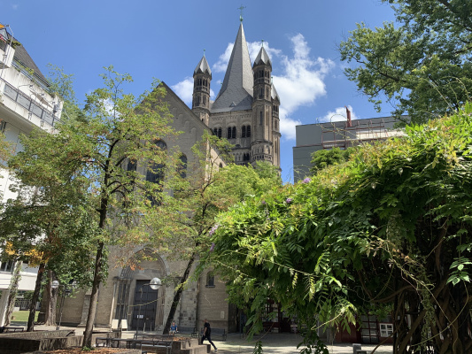 Blick auf die Kirche Groß Sankt Martin direkt neben dem Studio NAF DANCE Köln