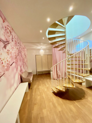 Damenumkleide mit Kirschblüten-Fototapete in der Tanzschule NAF DANCE Köln