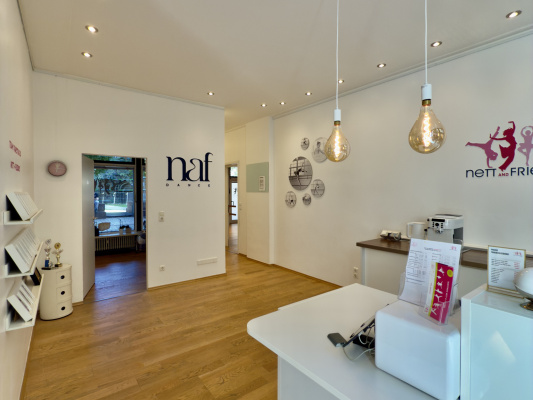 Lichtdurchflutetes Foyer der Tanzschule NAF DANCE Köln in der Innenstadt