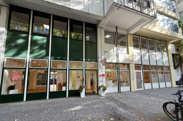 Tanzschule NAF DANCE Köln – helle Studiofront mit Blumen am Eingang im Brigittengässchen