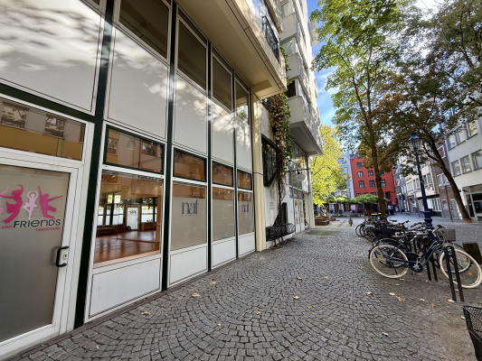 Eingang und Fensterfront der Tanzschule NAF DANCE Köln im Brigittengässchen mit dem Denkmal Tünnes und Schäl am Ende der Gasse