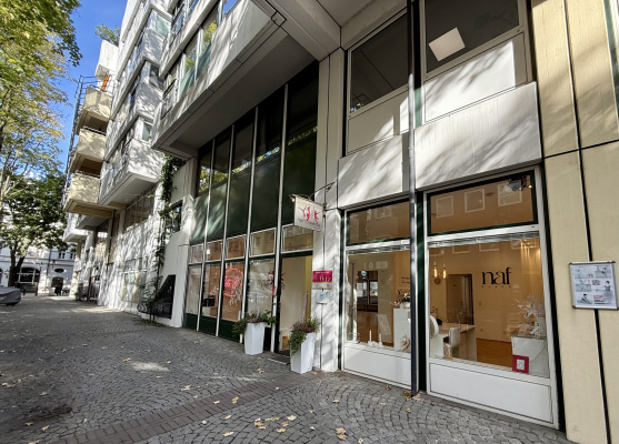 Fensterfront und Eingang der Ballettschule NAF DANCE Köln im Brigittengässchen, geschmückt mit Blumen